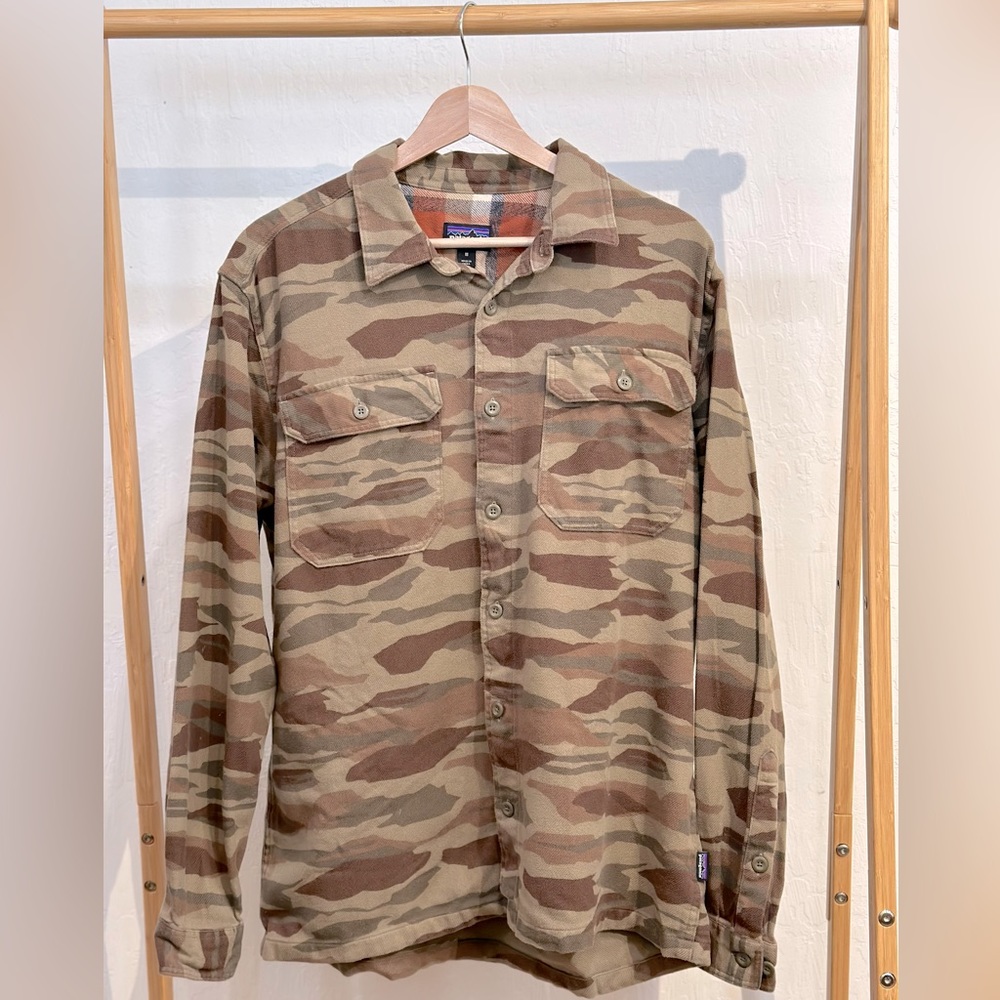 Patagonia Men’s Camouflage Button Down. Medium.